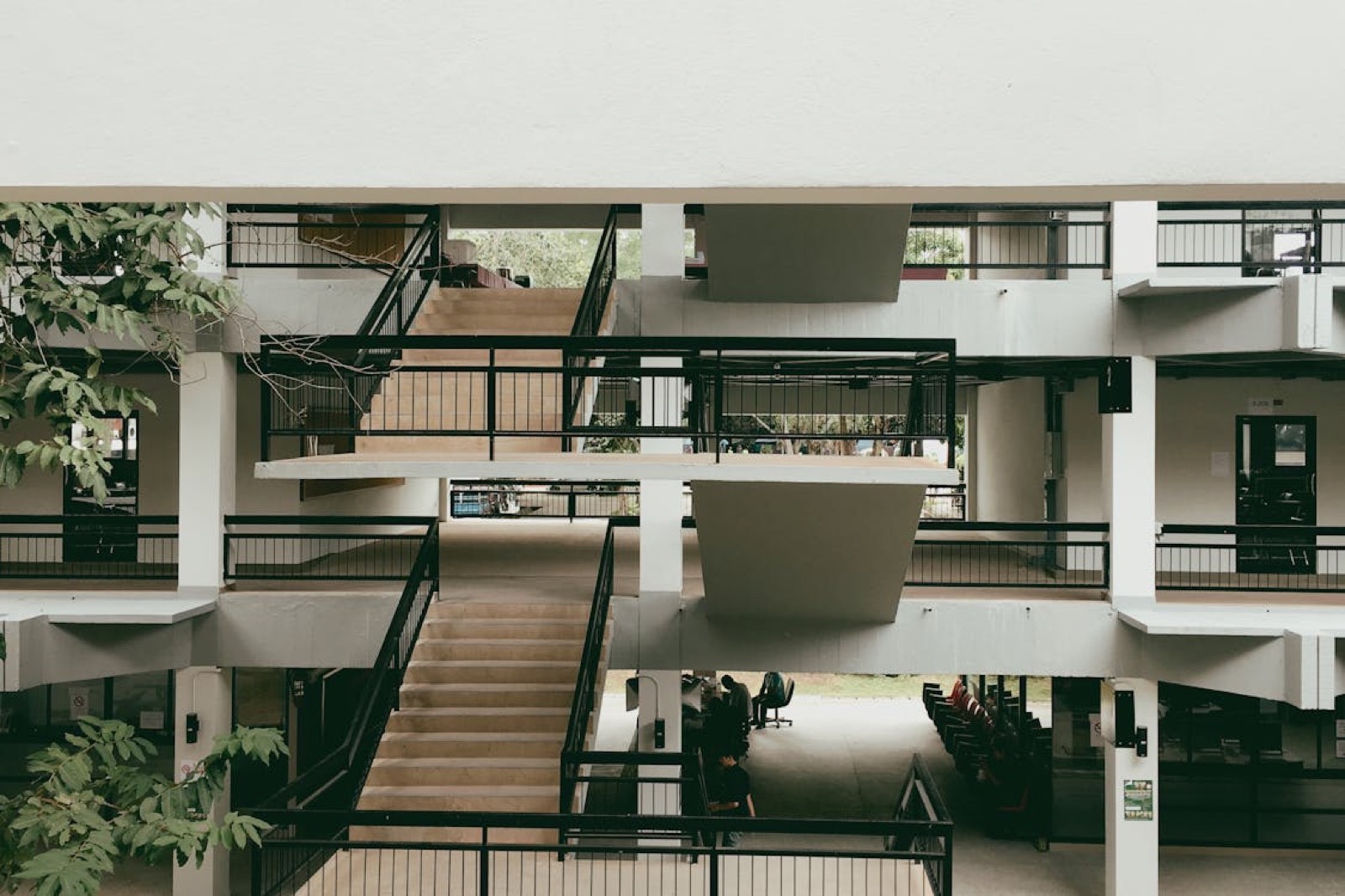 Ēkas iekšpagalms ar kāpnēm un stikla galeriju